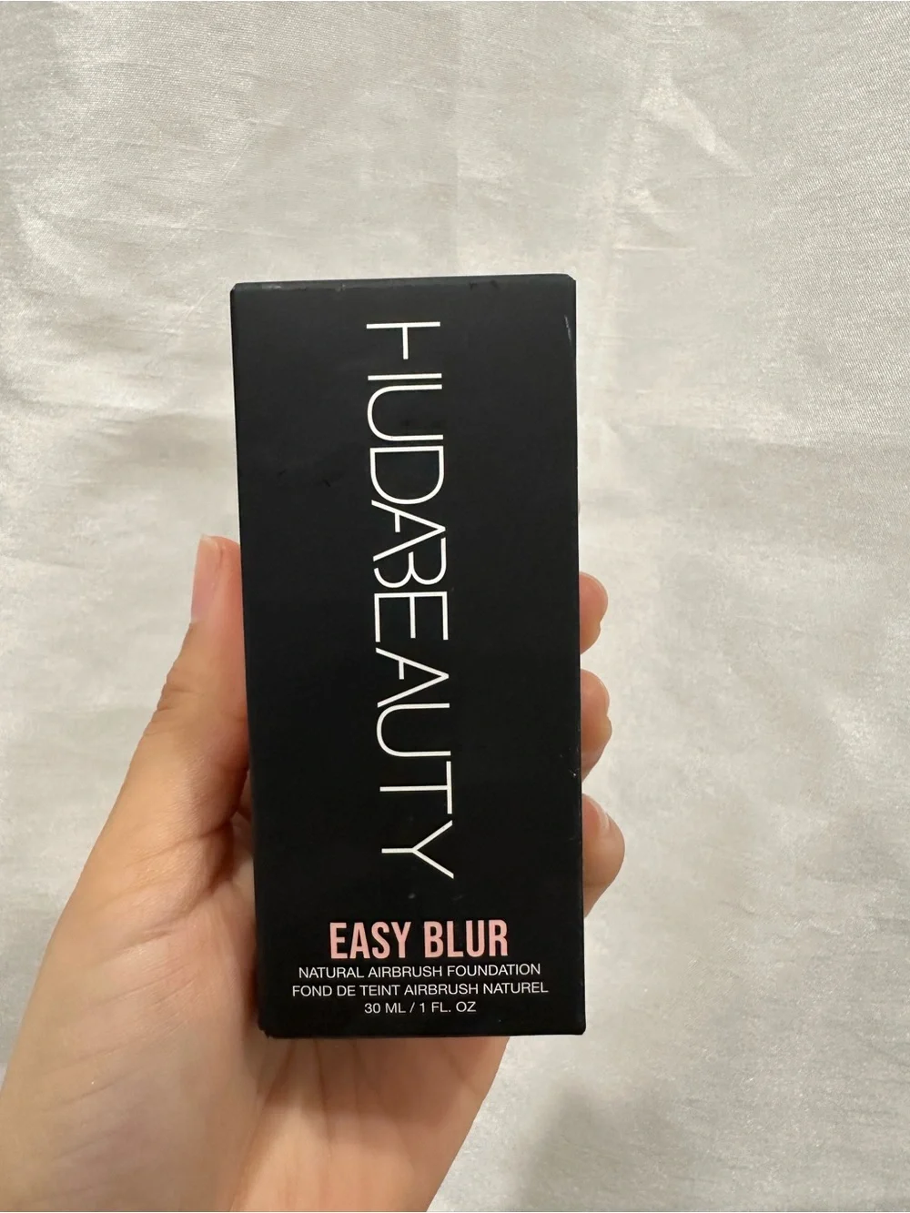 HUDA BEAUTY Easy Blur Foundation - Black & Pink Accents